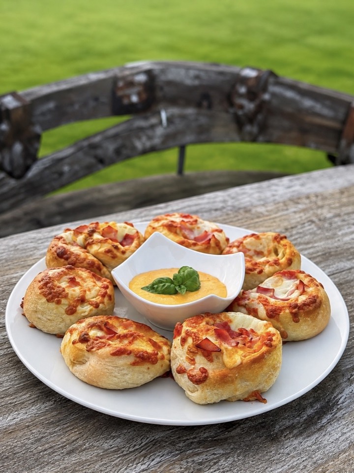 Pizzabrötchen mit Käse und Schinken