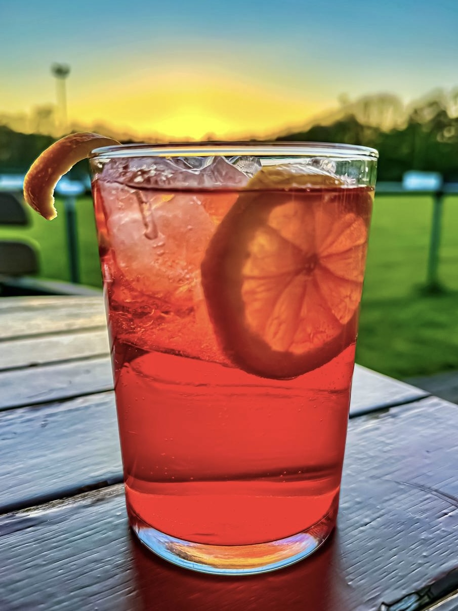 Roter Drink bei Sonnenuntergang