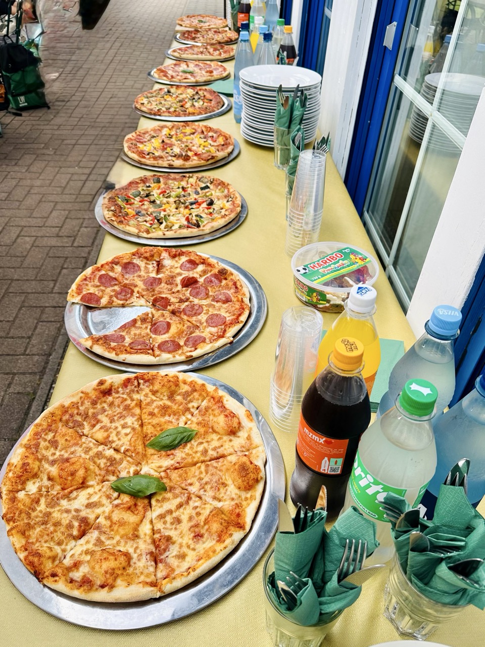 Große Auswahl frisch gebackener Pizzen