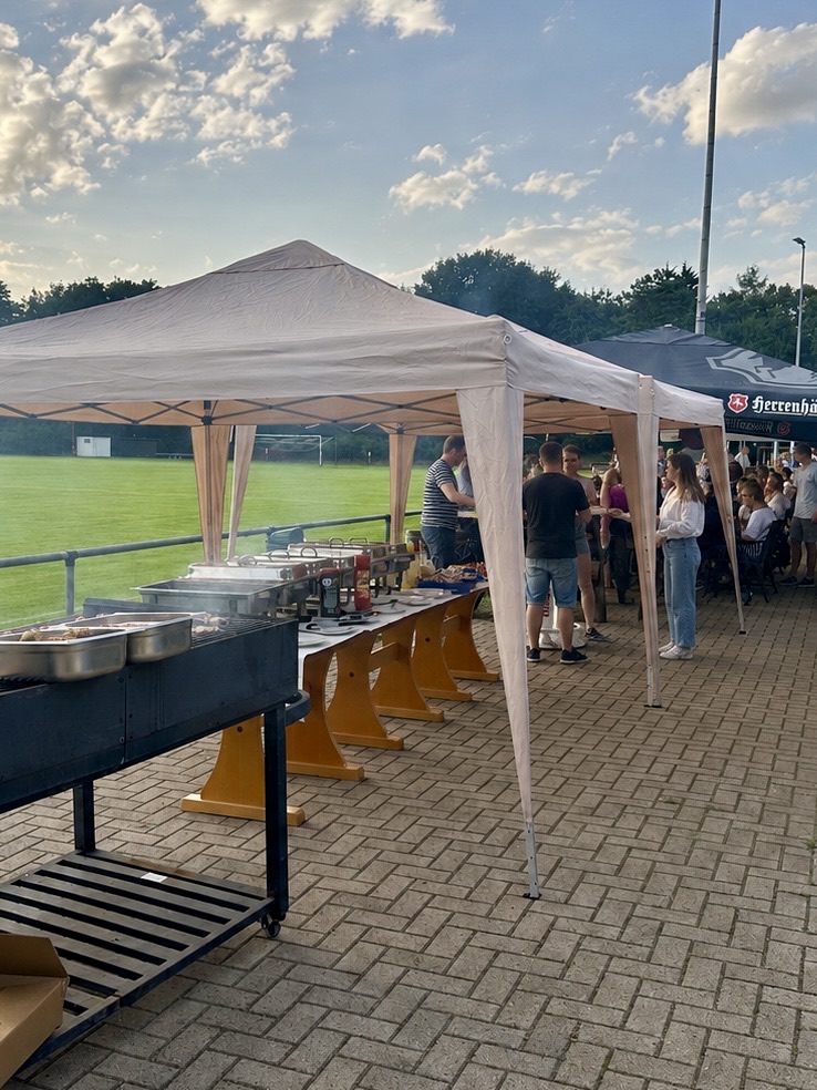 Feier mit Buffet auf der Terrasse am Sportplatz