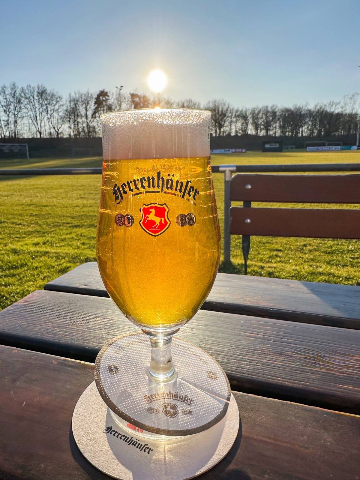 Kühles Herrenhäuser Bier mit Blick auf den Sportplatz