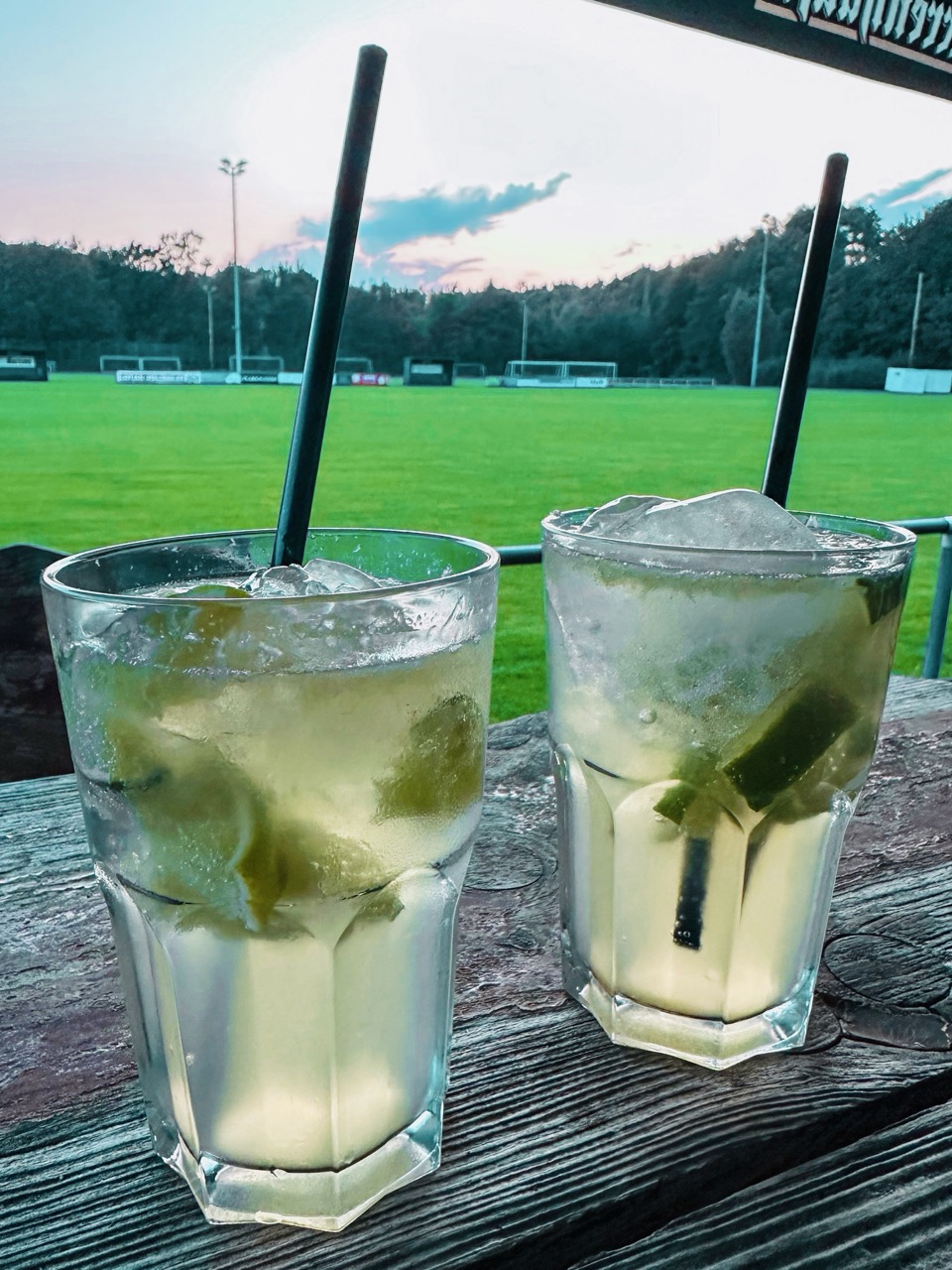 Zwei Mojitos auf der Terrasse am Sportplatz
