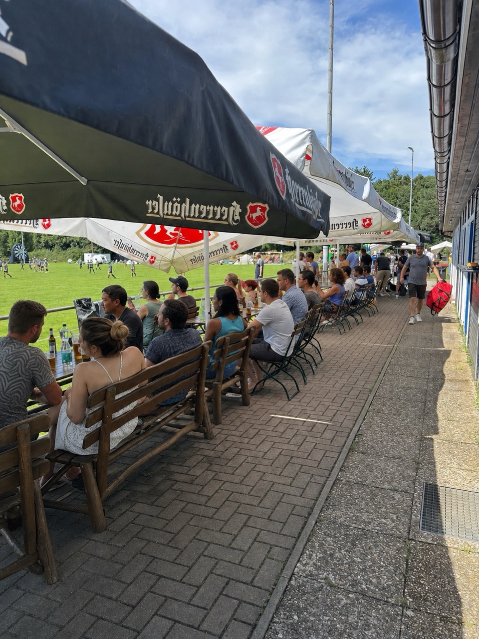 Gäste auf der Terrasse während eines Fußballspiels