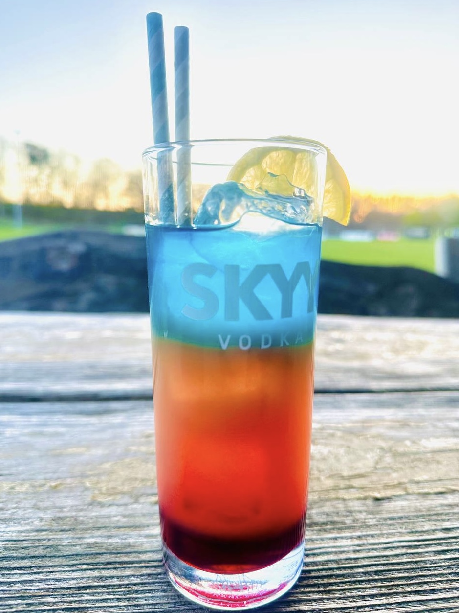 Farbenfroher Cocktail auf der Terrasse