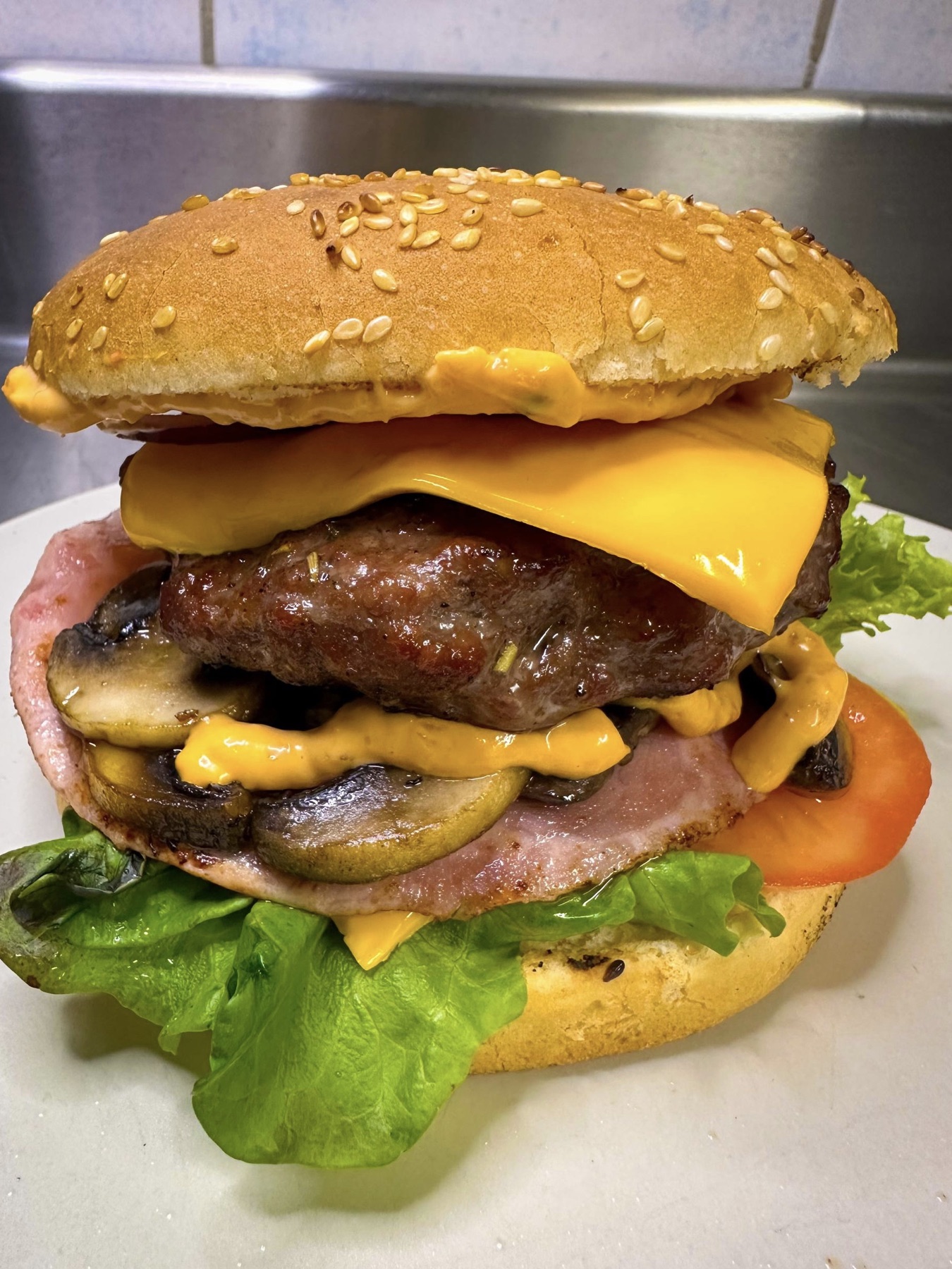 Spezial Burger mit Käse, Schinken und Champignons