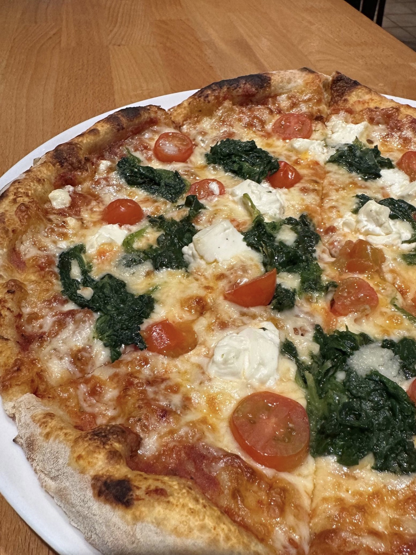 Pizza mit Spinat, Tomaten und Käse
