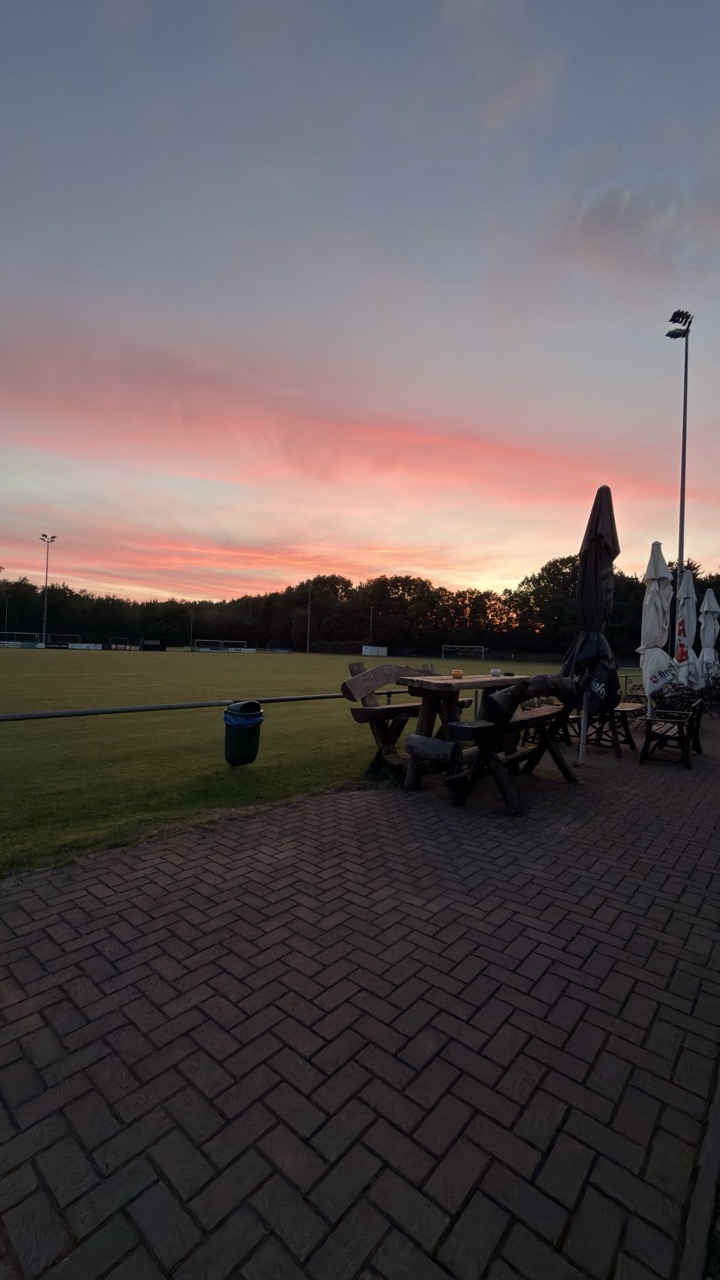Sonnenuntergang über Terrasse und Sportplatz