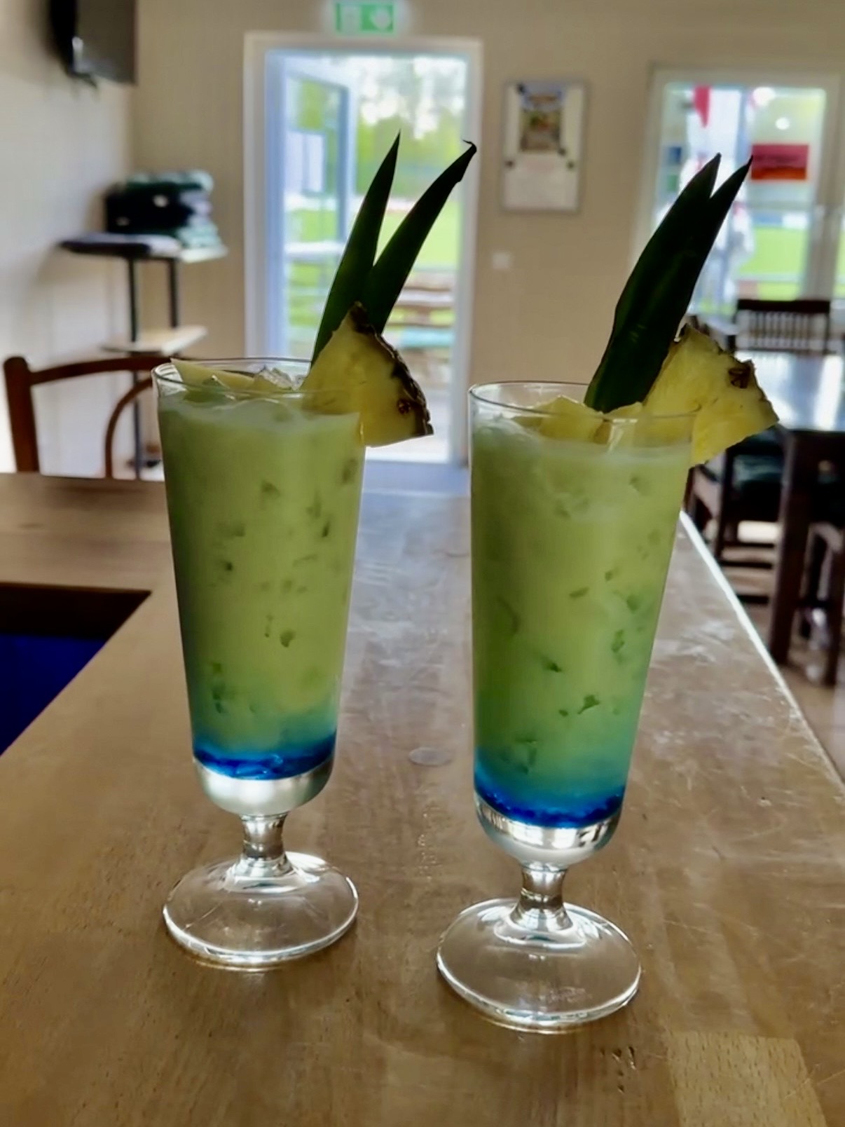 Zwei Ananas-Cocktails an der Bar